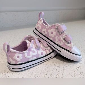 Kids converse tennis shoe, size 8.